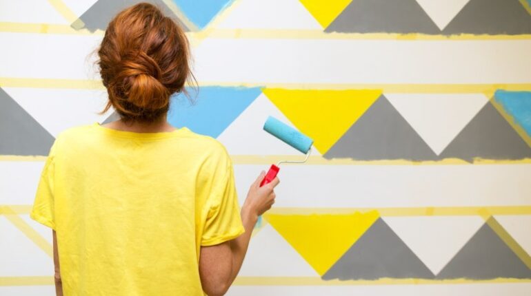 Jak ozdobić ścianę kolorowymi pasami? Zainspiruj się samodzielną dekoracją malarską.