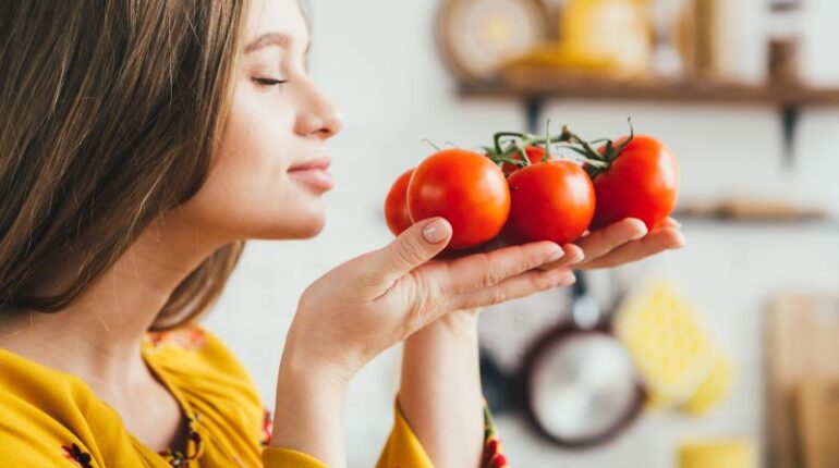 Jak zadbać o pomidory, by rosły obficie i owocowały: trzy niezbędne zabiegi