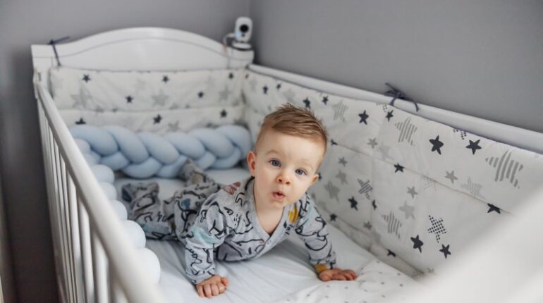Urządzanie przestrzeni dla niemowlaka w kawalerce i sypialni